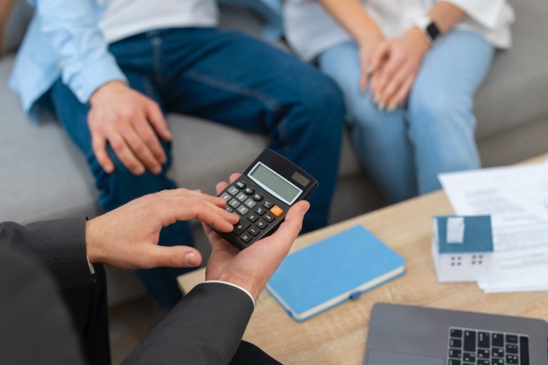Rendez-vous avec un courtier pour étudier un plan de financement immobilier