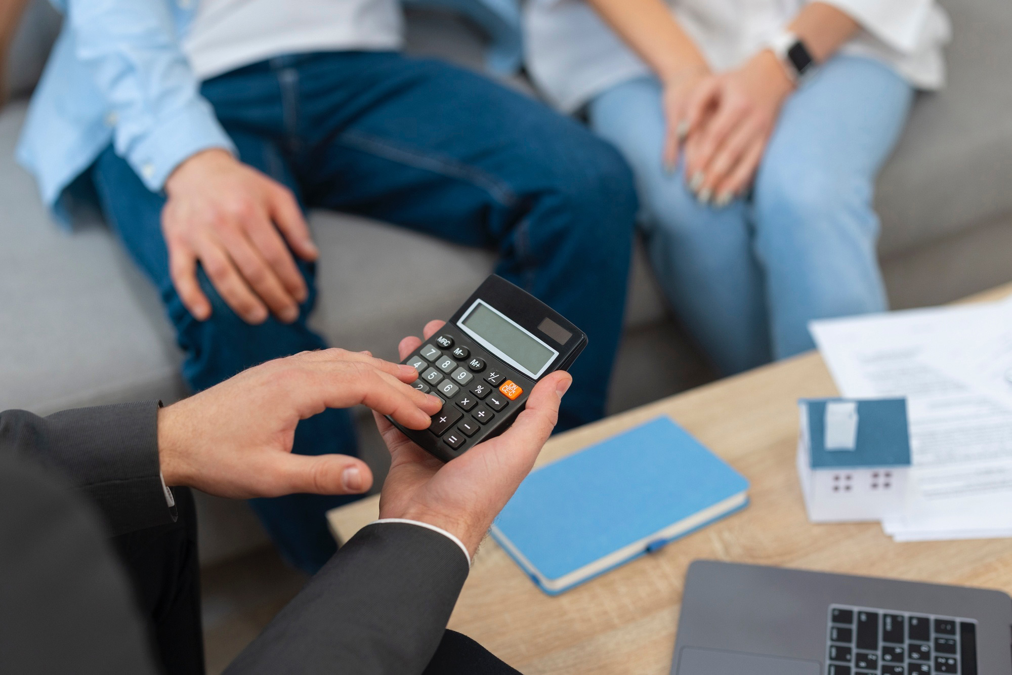 Rendez-vous avec un courtier pour étudier un plan de financement immobilier