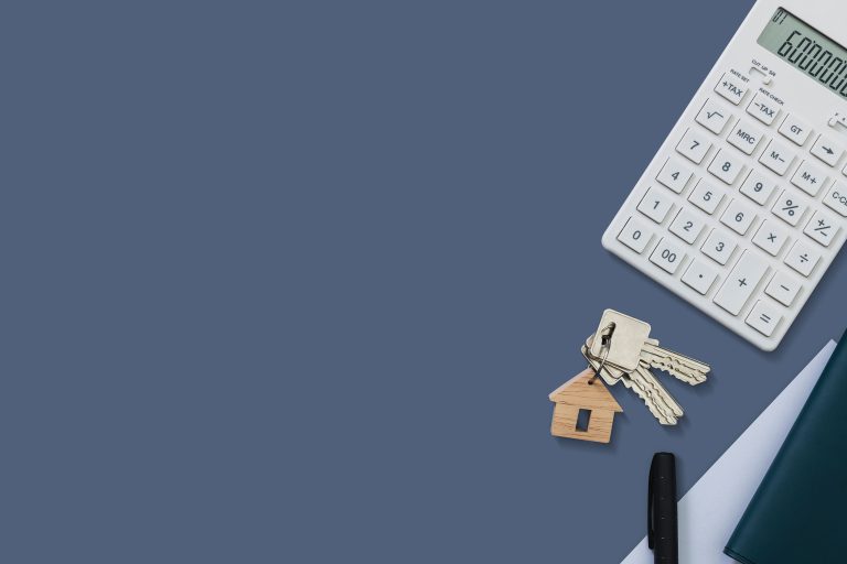 Calculatrice, clés et maison miniature illustrant l’épargne logement