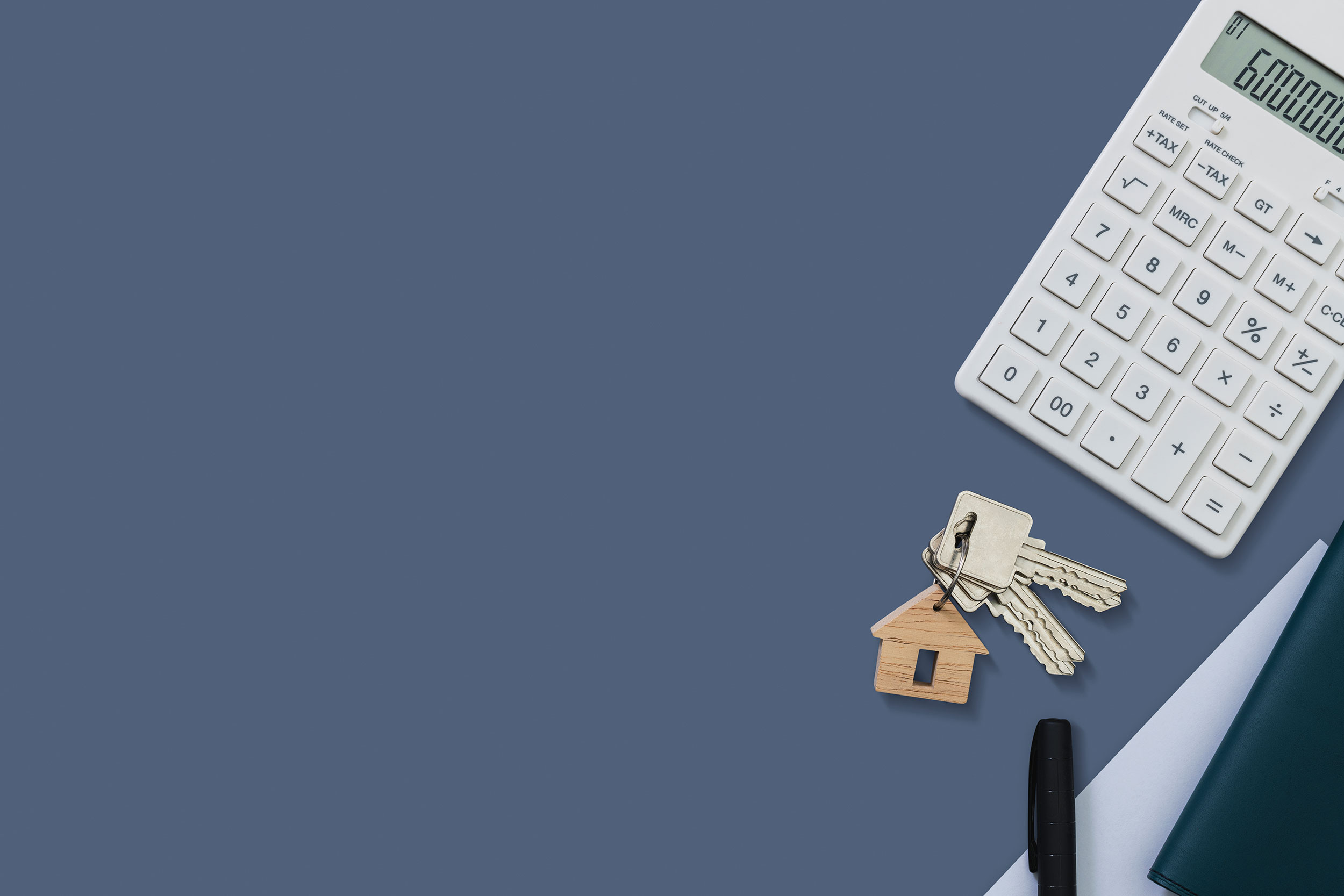 Calculatrice, clés et maison miniature illustrant l’épargne logement